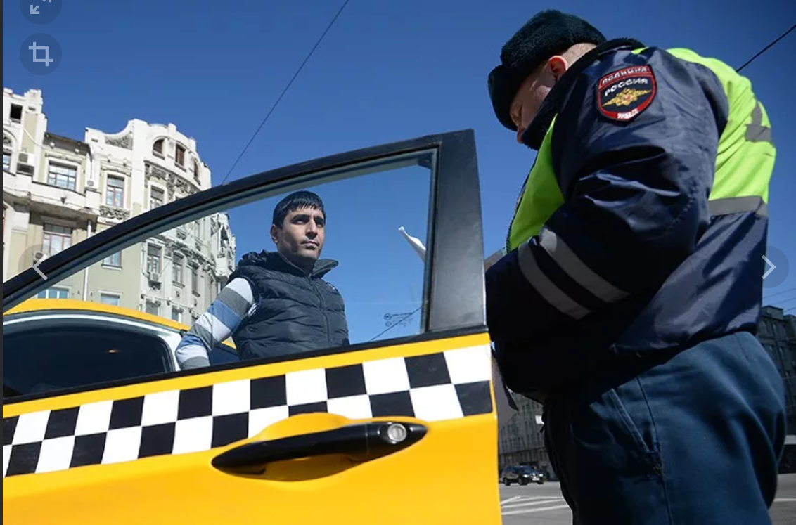 Мигранты в такси. Мигранты таксисты в Москве. Мигранты в такси в Москве. Таксист в Москве.