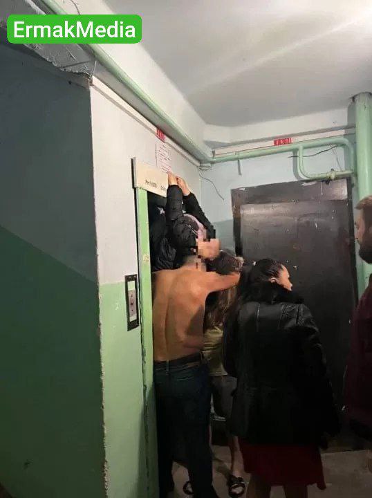 На Урале лифт чуть не убил мать с коляской 