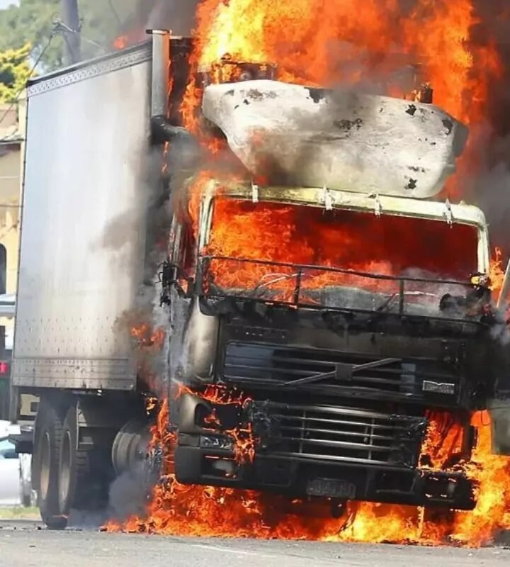 В Китае водитель грузовика сам приехал к пожарным