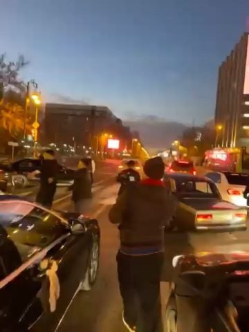 Танцы на дороге: Инспекторы ДПС наказали участников свадьбы за нарушения ПДД в Тюмени