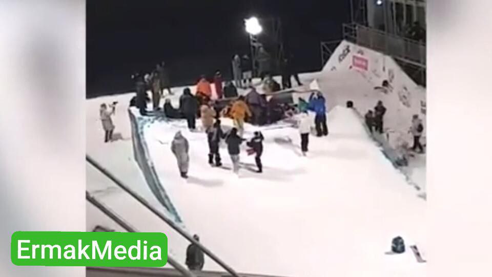 Трамплин провалился, не выдержав веса участников