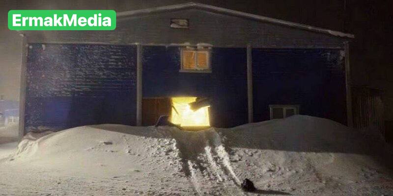 Снегоход протаранил здание больницы.