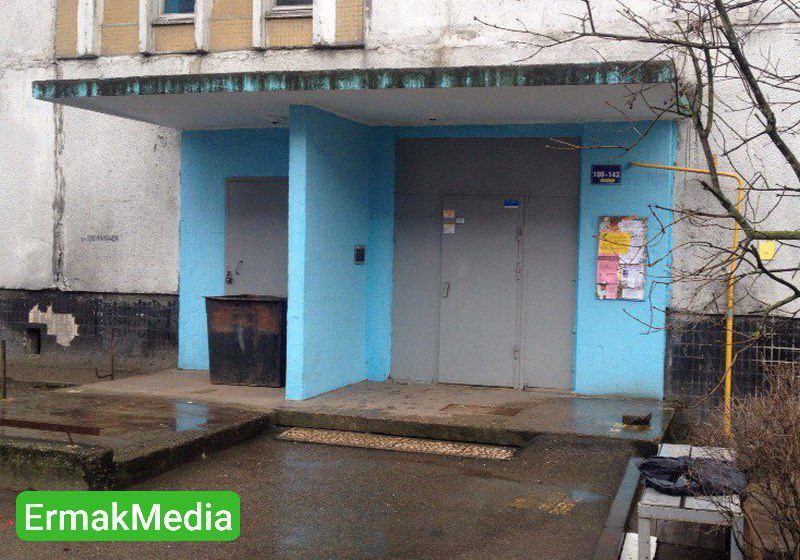 Автомобиль придавил пенсионерку к дверям подъезда 