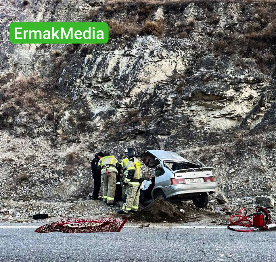 В Дагестане камнепадом раздавило автомобиль 
