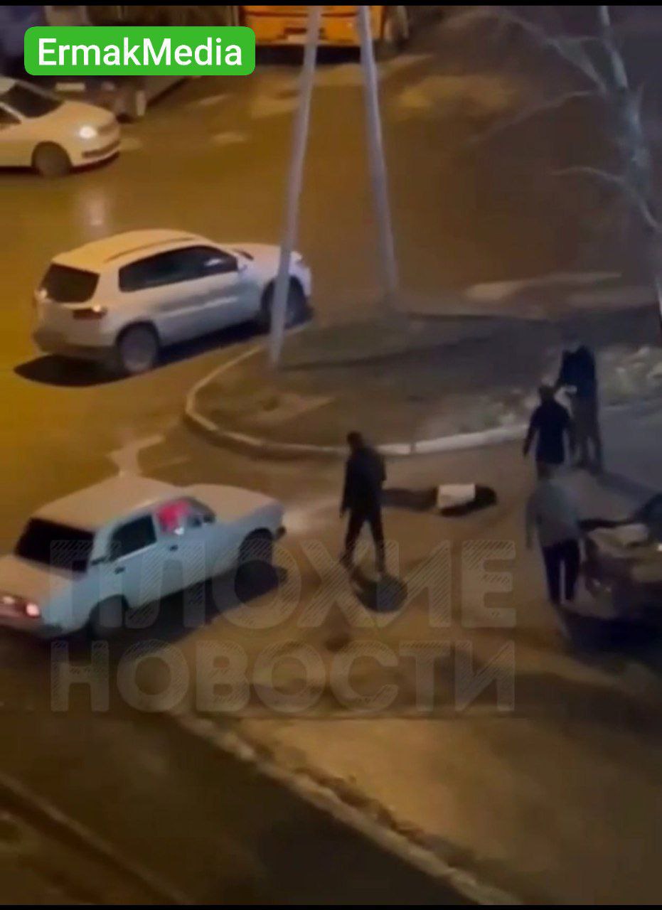 Автомобилист намеренно въехал в толпу дерущихся 