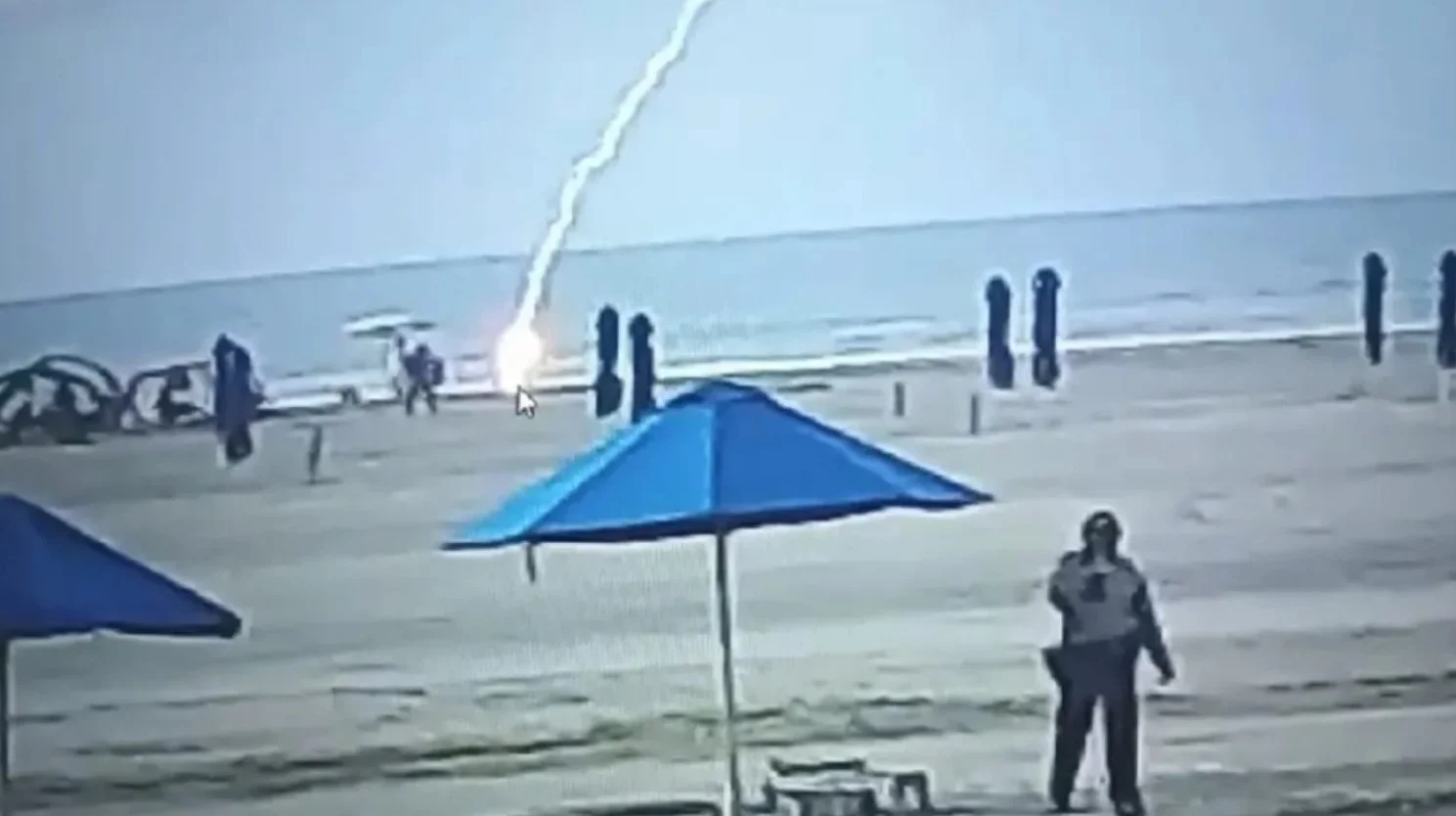 Женщина из Венесуэлы погибла от удара молнии на пляже в Колумбии