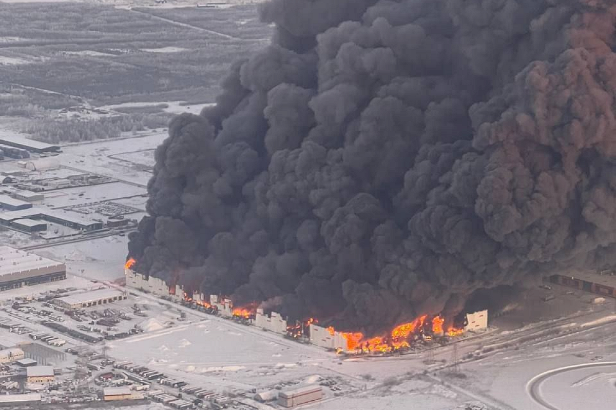 Масштабный пожар на складе Wildberries в Шушарах: разрушения, эвакуация и загадочные обстоятельства