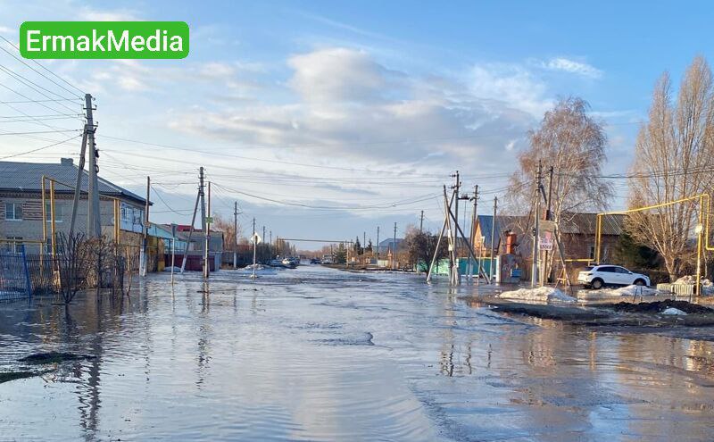 Лодка с людьми перевернулась во время эвакуации Лодка с людьми перевернулась во время эвакуации