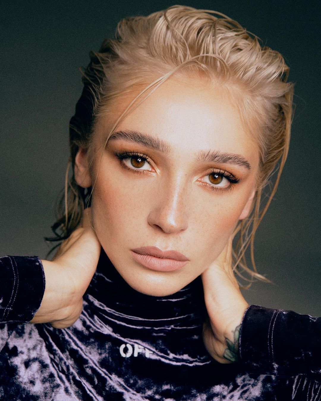 Анастасия Ивлеева приветствует своих подписчиков из Санкт-Петербурга