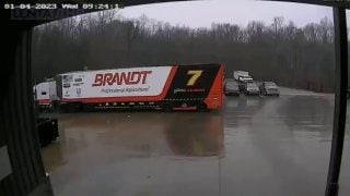 Уличная камера сняла удар молнии по машине  