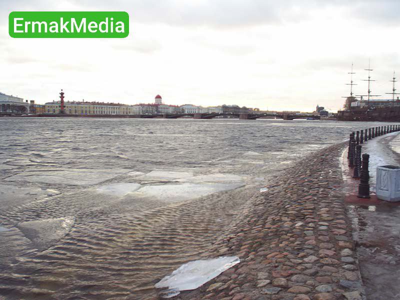 Водитель не поставил машину на ручной тормоз, и она скатилась в реку