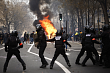 Протесты против пенсионной реформы обернулись массовыми пожарами и беспорядками 