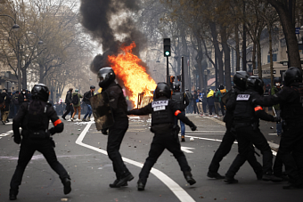 Протесты против пенсионной реформы обернулись массовыми пожарами и беспорядками 