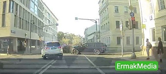 Кортеж с мигалками попал в ДТП в центре столицы 