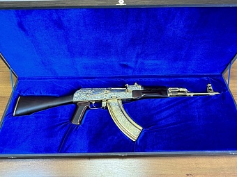 В аэропорту Екатеринбурга задержали пассажира с золотым автоматом