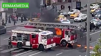 В столице мотоциклист загорелся от столкновения с пожарной машиной