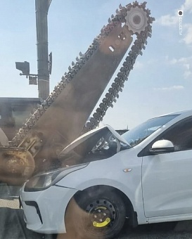 Пила» спецтехники почти разрезала машину пополам 