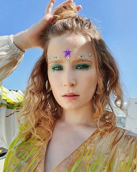 Певицу Монеточку (иногент) будут судить за отсутствие маркировки "иноагент" 