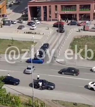 Южане перекрыли улицу Челюскинцев и устроили стрельбу в Екатеринбурге