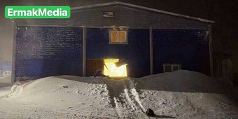 Снегоход протаранил здание больницы.