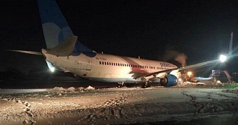 В Перми самолет застрял в сугробе при попытке взлета 