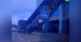 Женщина получила тяжелые травмы после падения вывески ТЦ в Новокузнецке