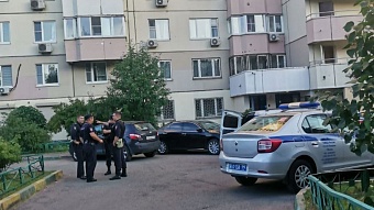 В Москве мужчина открыл стрельбу из окна жилого дома 