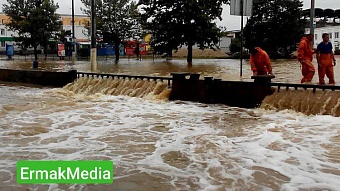 Ливни смывают всё на своем пути 