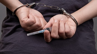 Три педофила давали школьницам наркотики и развращали их