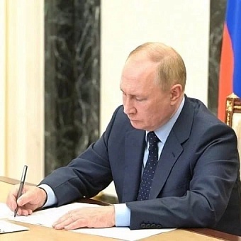 Путин подписал закон об электронных повестках 