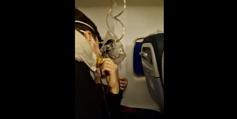 В сети появилось видео из самолета аварийно севшего в Красноярске из-за разгерметизации салона 