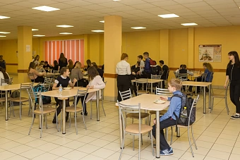 Серьезные нарушения санитарных норм и инфекция в школе № 608 Петербурга: число пострадавших достигло 56 человек 