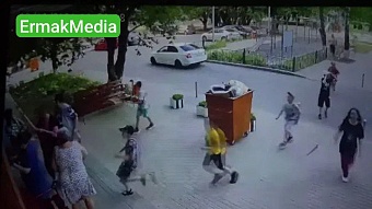 Женщина не пустила детей в подъезд во время ракетной опасности