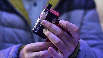 Путин запретил продавать несовершеннолетним вейпы  