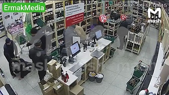 Неадекватный мигрант чуть не задушил ребенка в магазине 