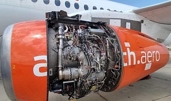 У самолёта во время полёта отлетела обшивка двигателя 