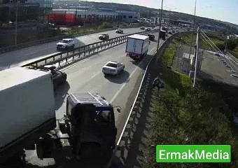 Пешеход чудом увернулся от многотонной фуры 