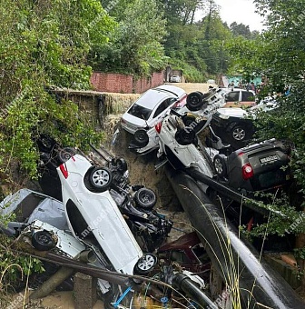 В Сочи сильный ливень смыл десяти автомобилей в одну кучу  