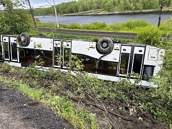 Под Мурманском автобус с 25 пассажирами перевернулся 