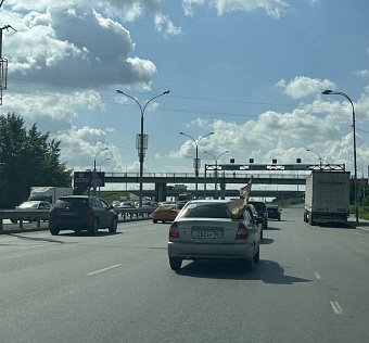 По улицам Екатеринбурга прокатилась колонна машин, украшенных флагами ЧВК "Вагнер"