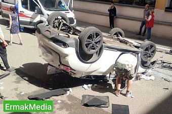 Автомобиль с водителем внутри рухнул с парковки второго этажа