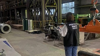 В Уссурийске на предприятии рабочий упал в прокатный станок и погиб