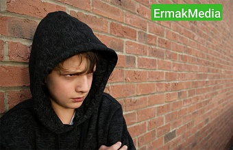 Безумные подростки избивают пожилых людей 