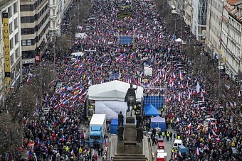 Митинг в Праге закончился задержаниями, два полицейских ранены