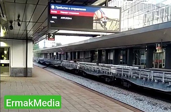 В столице грузовой поезд разнес платформу станции