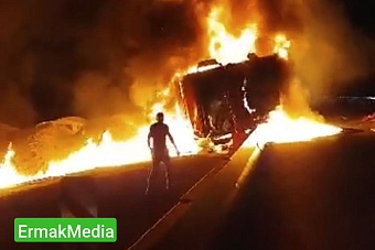 Очевидцы спасли водителя из полыхающей фуры