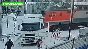 В Домодедово локомотив снес застрявший грузовик 